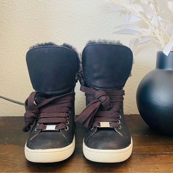 UGG Women’s Starlyn Full Grain Leather Fold Over Trainers - Black (Size 5)🌹 - Picture 4 of 14